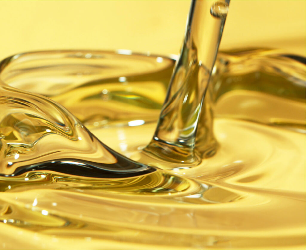 Fluido lubricante especializado para reducir la fricción en sistemas mecánicos de procesos industriales