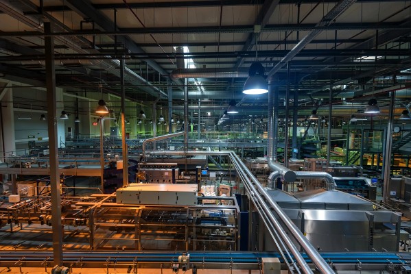 Vista aérea de cintas transportadoras y tuberías metálicas en una moderna fábrica de la industria alimenticia.