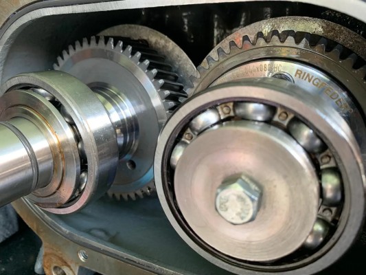 Engranajes de un equipo industrial mostrados para darle mantenimiento industrial necesario.