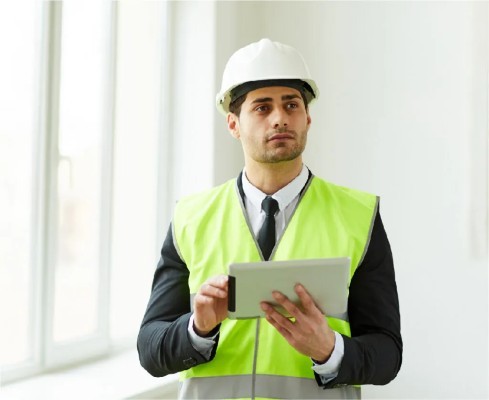 Consultor experto ofreciendo servicios industriales de gestión de proyectos y supervisión de seguridad en la obra