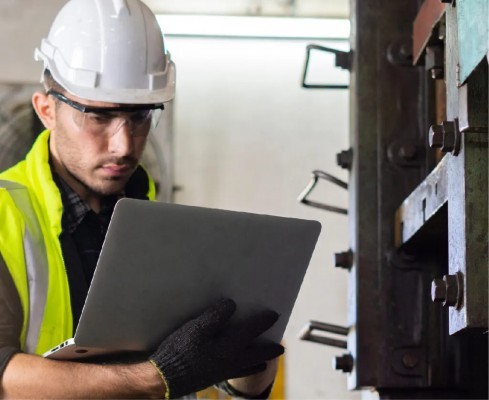 Consultor experto ofreciendo servicios industriales de gestión de proyectos y supervisión de seguridad en la obra
