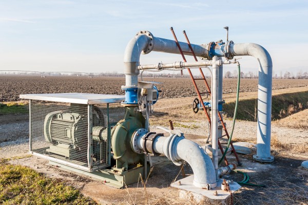 Configuración de bombas de vacío para uso agrícola situadas en un campo abierto con tuberías de acero galvanizado