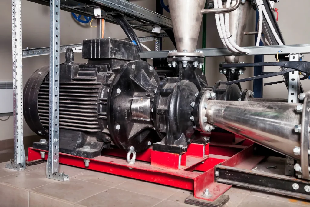 Una toma de primer plano de un gran sistema de filtración al vacío industrial con un potente motor